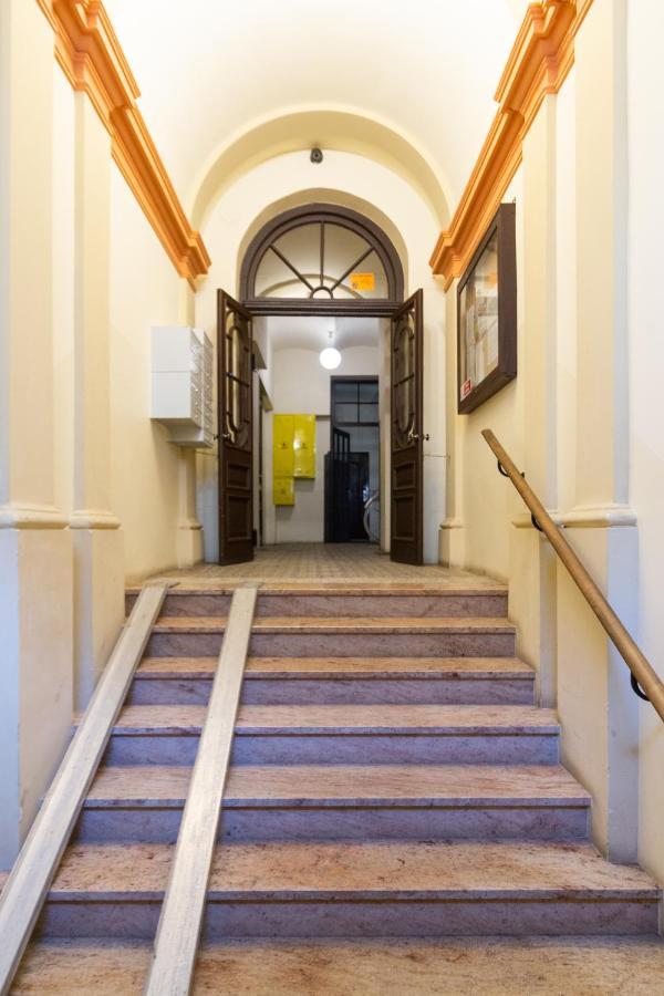 Lilly Apartment Main Train Station Old Town By The Castle Suites Cracovie Extérieur photo